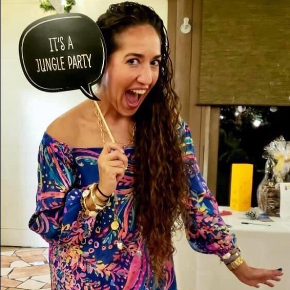 Meet your Posher, Becca - Picture 3 of 5